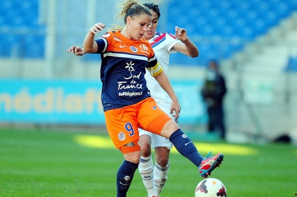 Elodie Ramos, ici au duel avec la jeune Lyonnaise Amel Majri, donnera tout pour faire une belle performance face à un adversaire qui n'est pas encore assuré de remporter le titre en D1 cette saison (Photo : MHSC).