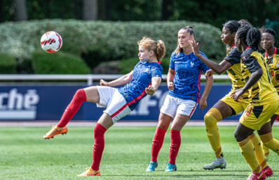 Celina Ould Hocine éloigne le ballon (photo Gianni Pablo) Celina Ould Hocine éloigne le ballon (photo Gianni Pablo)