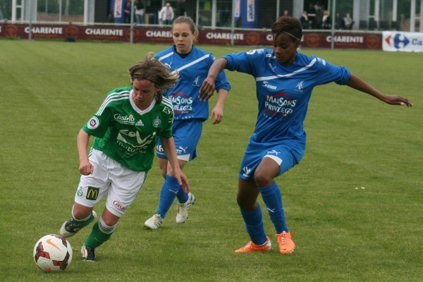 Morel déborde devant Awona Morel déborde devant Awona