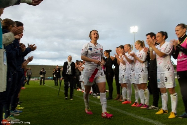 Saindrine Soubeyrand a eu le droit à une haie d'honneur après le match contre le PSG. Elle mettra un terme à une carrière sportive exemplaire le week-end prochain (Photo William Morice) Saindrine Soubeyrand a eu le droit à une haie d'honneur après le match contre le PSG. Elle mettra un terme à une carrière sportive exemplaire le week-end prochain (Photo William Morice)