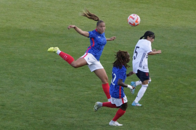 Lola Boisset intervient de la tête dans la défense (photo Sébastien Duret)