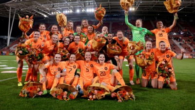 Les Néerlandaises sont passées du rouge au vert dans les arrêts de jeu face à l'Islande (photo KNVB) Les Néerlandaises sont passées du rouge au vert dans les arrêts de jeu face à l'Islande (photo KNVB)