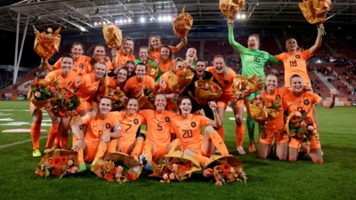 Les Néerlandaises sont passées du rouge au vert dans les arrêts de jeu face à l'Islande (photo KNVB)