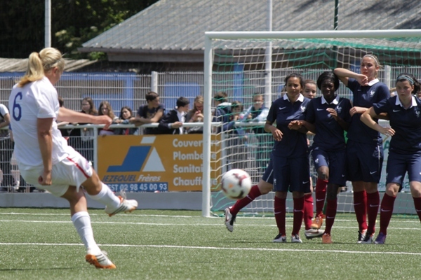 Le coup franc de Lindsey Horan (photos Sébastien Duret) Le coup franc de Lindsey Horan (photos Sébastien Duret)