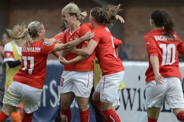 Lara Dickenmann, à gauche, et la Suisse iront au Canada en juin prochain (photo football ch)