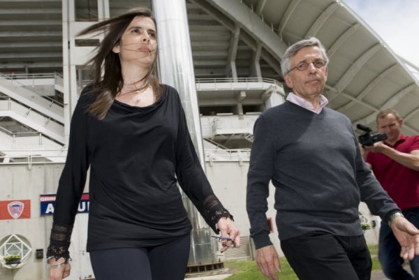 Helena Costa et Claude Michy devant le stade Gabriel Montpied