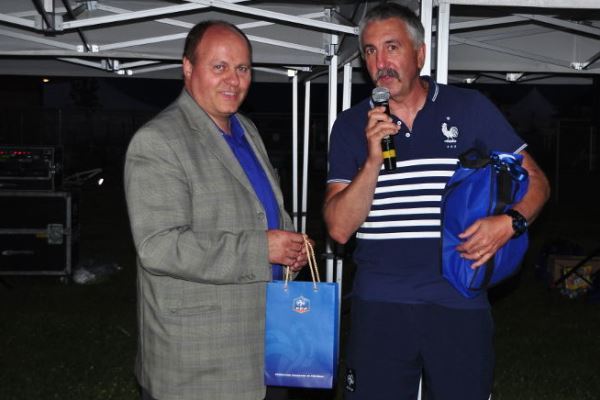 Gilles Eyquem, à droite, lors du protocole d'après match