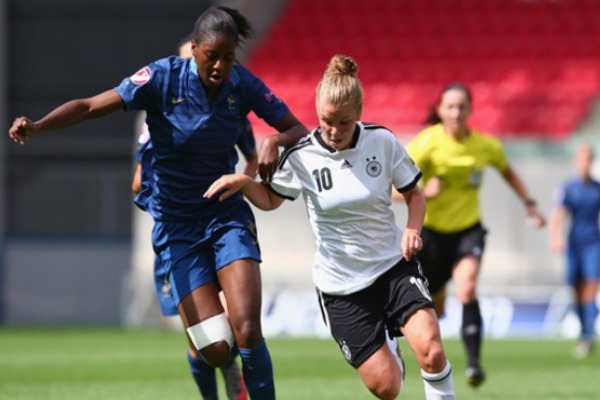 Retrouvailles avec l'Allemagne pour Tounkara et 12 autres partenaires, un an après la demi-finale de l'Euro U19 (photo UEFA.com) Retrouvailles avec l'Allemagne pour Tounkara et 12 autres partenaires, un an après la demi-finale de l'Euro U19 (photo UEFA.com)
