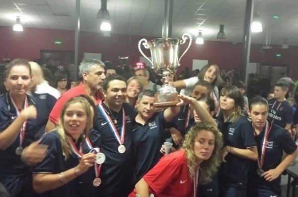 Albi a reçu samedi soir le trophée de Champion de France de D2 décroché la saison dernière devant Issy et Metz (photo club)