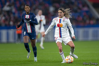 Diani au second plan derrière van de Donk Diani au second plan derrière van de Donk