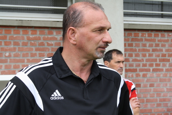 Claude Rioust, tendu avant le match. Claude Rioust, tendu avant le match.