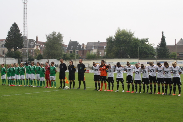Une minute de silence a été respectée avant le coup d'envoi en hommage à M. Deveneyns et au papa d'une joueuse arrageoise. Une minute de silence a été respectée avant le coup d'envoi en hommage à M. Deveneyns et au papa d'une joueuse arrageoise.
