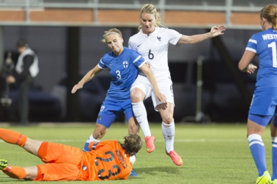 Samedi soir face à la Finlande, Amandine Henry a tenté sa chance mais Korpela était là (photo E Baledent/LMP) Samedi soir face à la Finlande, Amandine Henry a tenté sa chance mais Korpela était là (photo E Baledent/LMP)