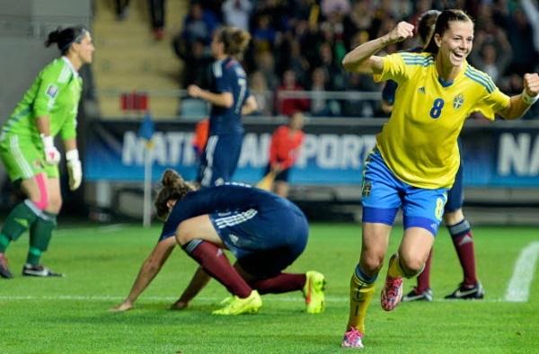 Schelin a marqué lors du match décisif face à l'Ecosse de Beattie qui sera barragiste (photo SVF) Schelin a marqué lors du match décisif face à l'Ecosse de Beattie qui sera barragiste (photo SVF)