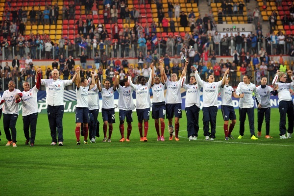 Les Bleues ont célébré avec le public calaisien leur qualification