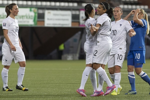 Thiney à gauche et Necib de dos sont les meilleures buteuse et passeuse de la campagne éliminatoire (photo E Baledent/LMP) Thiney à gauche et Necib de dos sont les meilleures buteuse et passeuse de la campagne éliminatoire (photo E Baledent/LMP)
