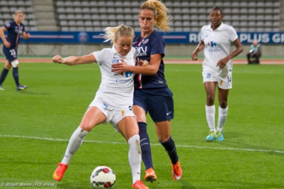 Julie Soyer accrochée par Kheira Hamraoui