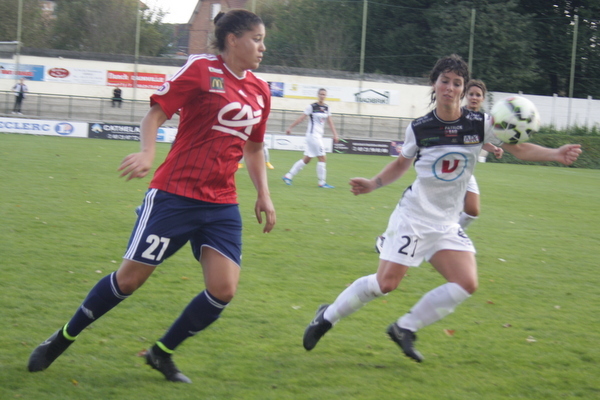 Leila Iloudje tente en vain de prendre le dessus sur Ellie Hamon. Leila Iloudje tente en vain de prendre le dessus sur Ellie Hamon.