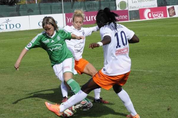 Julie Morel tente de passer devant Marina Makanza, mais c'est cette dernière qui signera un doublé Julie Morel tente de passer devant Marina Makanza, mais c'est cette dernière qui signera un doublé