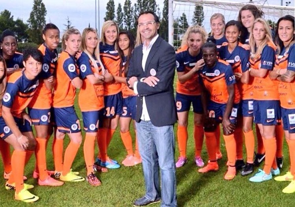 Jean-Louis Saez entouré de ses joueuses lors des photos officielles du MHSC (photo club)