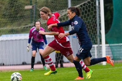 Lise Lachaud à la lutte avec Fatmire Alushi (photo A Nelson Sindfoul)