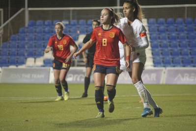 Maëlle Lakrar face à l'Espagne en U20
