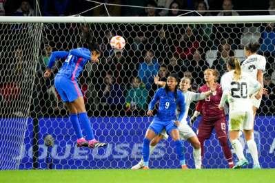 Wendie Renard sur corner Wendie Renard sur corner