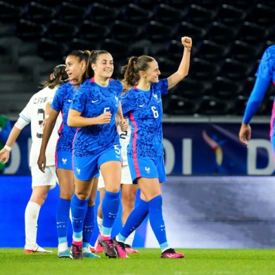 Sandie Toletti d'une jolie frappe flottante buteuse Sandie Toletti d'une jolie frappe flottante buteuse