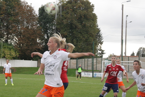 Beau duel aérien remporté par la précieuse Sofia Jakobsson.