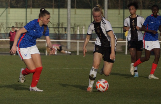 La défense française a cédé en première période (photos Sébastien Duret) La défense française a cédé en première période (photos Sébastien Duret)