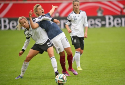 Entrée de Claire Lavogez face aux Championnes d'Europe (photos FFF) Entrée de Claire Lavogez face aux Championnes d'Europe (photos FFF)