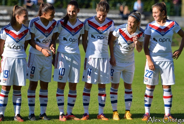 Dickenmann entourée par les jeunes face au Puy (photo Alex Ortega)