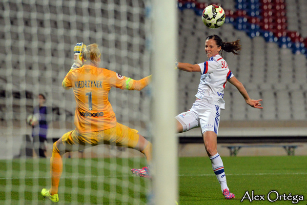 Lotta Schelin lobe Katarzyna Kiedrzynek dès la quatrième minute Lotta Schelin lobe Katarzyna Kiedrzynek dès la quatrième minute