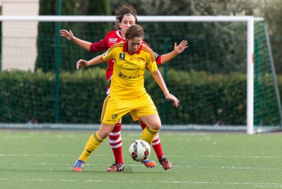 Flavie Lemaitre protège son ballon devant Charlotte Lozé (photo A Nelson Sindfoul)