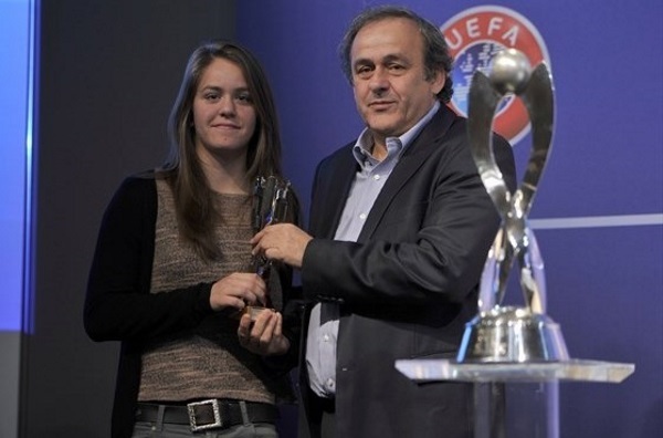 U17 - Julie MARICHAUD reçoit le prix du fair-play des mains de Michel PLATINI