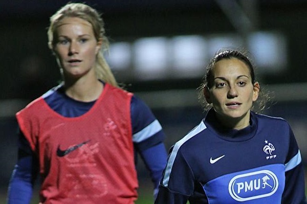 Aurélie Kaci à droite lors de sa première convocation en A en octobre 2013 (photo FFF) Aurélie Kaci à droite lors de sa première convocation en A en octobre 2013 (photo FFF)