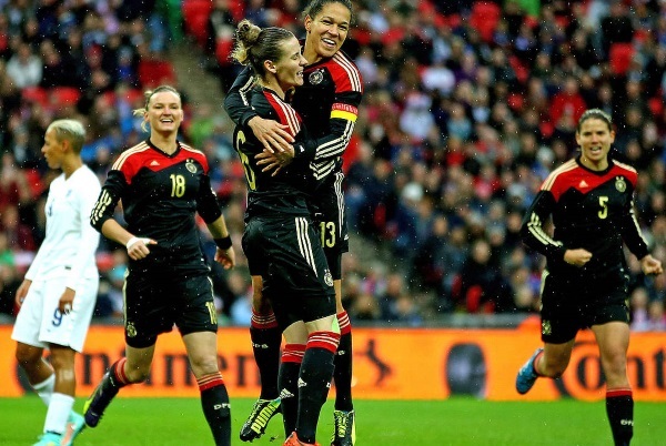 Celia Sasic félicitée pour son premier but (photo DFB)