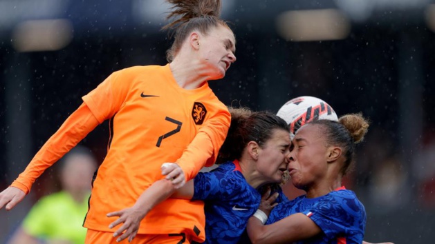 Duel disputé avec Rijsbergen, Kouache et Mpomé (photo KNVB) Duel disputé avec Rijsbergen, Kouache et Mpomé (photo KNVB)