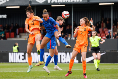 Mpomé en pleine intervention défensive (photo Almere City FC) Mpomé en pleine intervention défensive (photo Almere City FC)
