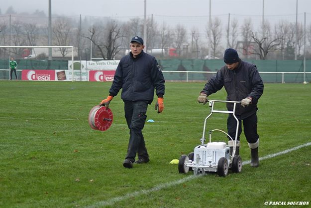 Retraçage du terrain à la demande du corps arbitral avant le match (photo ASSE féminine)