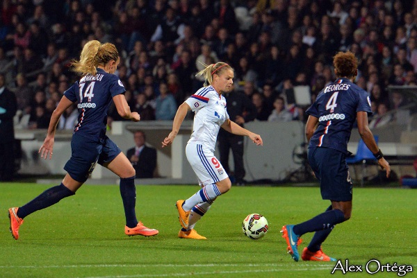 Eugénie Le Sommer se déjoue de toutes les défenses Eugénie Le Sommer se déjoue de toutes les défenses