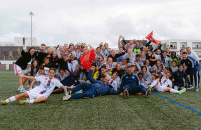 L'équipe réserve lyonnaise fête son titre avec les U19 (photo : Lyubomir Domozetski/OL)