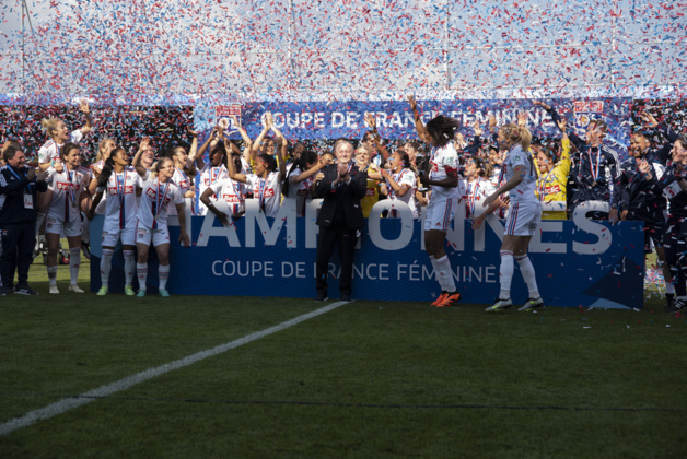 Ada Hegerbert et Wendie Renard célèbrent la victoire avec Jean-Michel Aulas (photo Frédérique Grando)