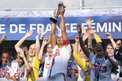 Wendie Renard avec le trophée remporté en 2023 (photo Frédérique Grando) Wendie Renard avec le trophée remporté en 2023 (photo Frédérique Grando)