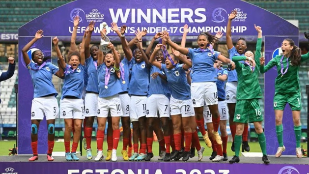 Les jeunes Bleues sur le toit de l'Europe (photo UEFA.com)