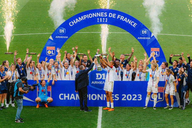 Remise du trophée à l'issue de la rencontre (photo Twitter OL Féminines)