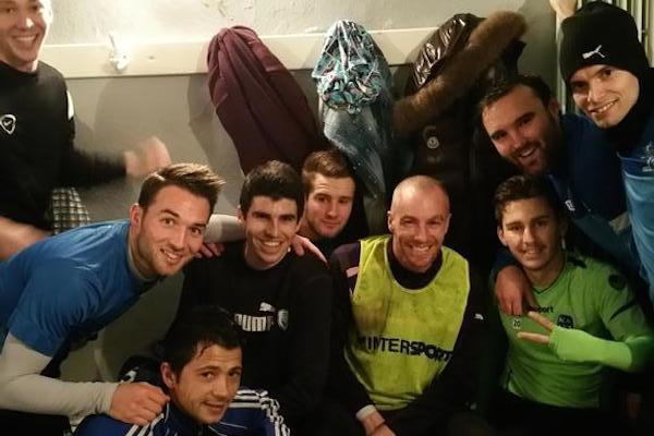 Mathieu Chalmé entouré de ses coéquipiers, lors de son premier entraînement à Lège il y a quelques semaines... La joie de retrouver l'ambiance d'un vestiaire... (photo : twitter, Jordan Galtier) Mathieu Chalmé entouré de ses coéquipiers, lors de son premier entraînement à Lège il y a quelques semaines... La joie de retrouver l'ambiance d'un vestiaire... (photo : twitter, Jordan Galtier)