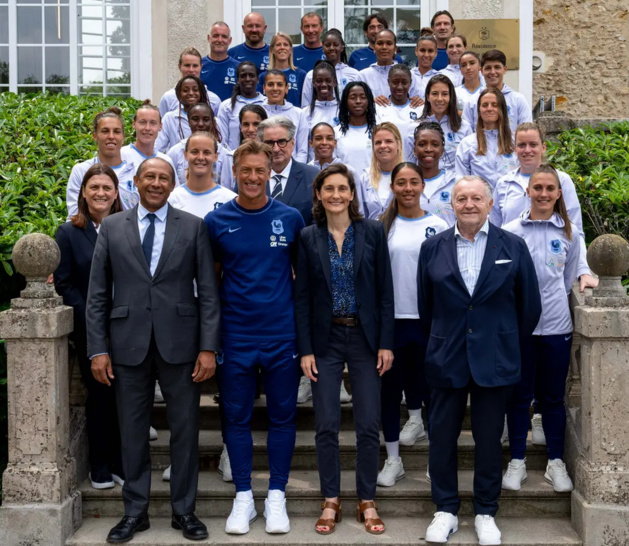 Les Bleues lors de la visite de la Ministre des Sports Amélie Oudéa Castera (photo FFF) Les Bleues lors de la visite de la Ministre des Sports Amélie Oudéa Castera (photo FFF)