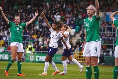 Lakrar et Le Sommer buteuses heureuses (photo twitter EDFF) Lakrar et Le Sommer buteuses heureuses (photo twitter EDFF)