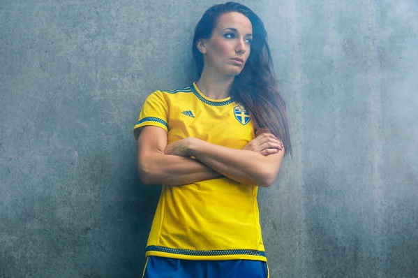 Suède - Lotta SCHELIN et Kosovare ASLLANI présentent le maillot de la SUEDE pour le MONDIAL